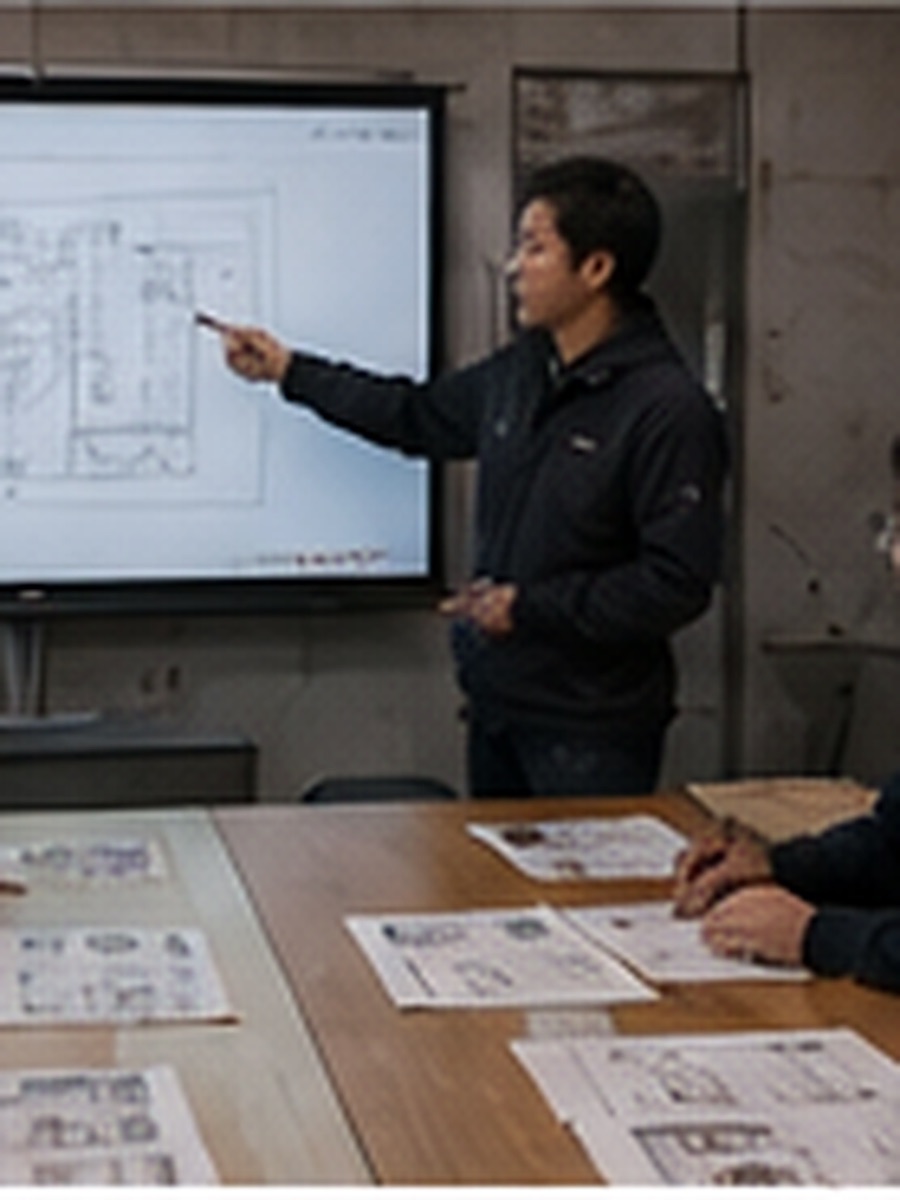 事務所での構造講習。資料を前にした勉強会。